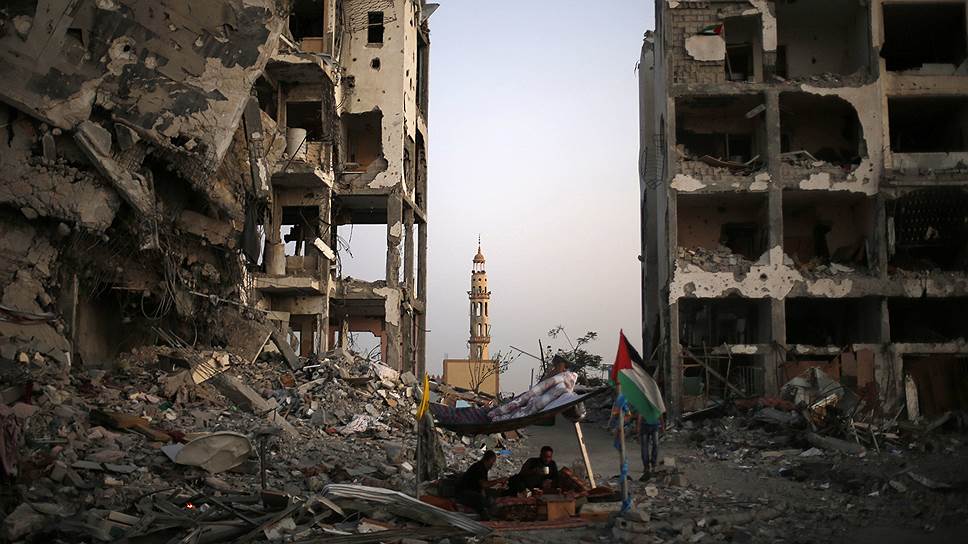 Палестинцы возле своего разрушенного дома в Бейт-Лахии на севере сектора Газа
