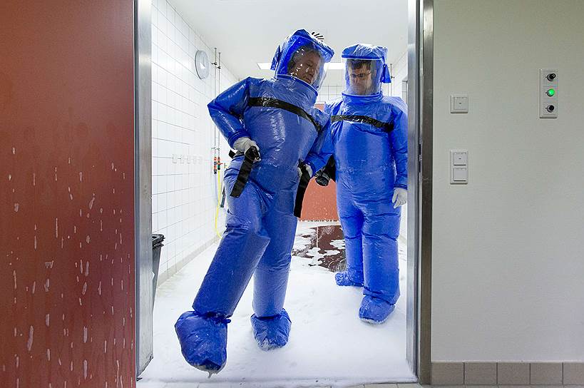 Врачи в специальном инфекционном отделении госпиталя в Берлине, подготовленном для приема больных лихорадкой Эбола