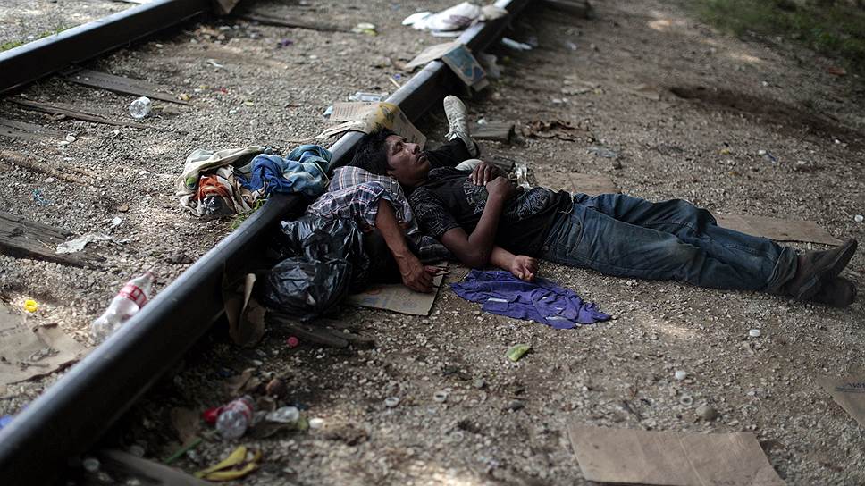 Мигранты из Гватемалы спят возле железной дороги в Арриаге, Мексика