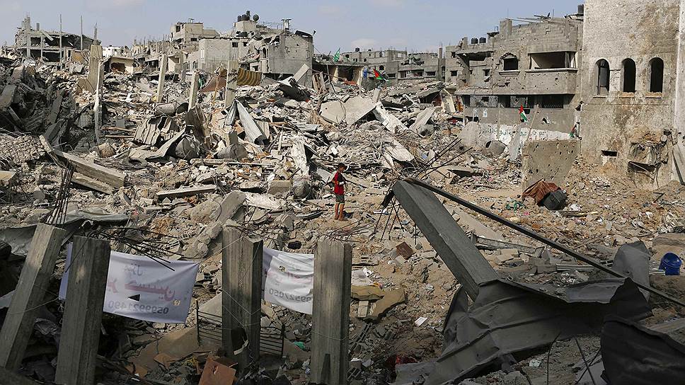 Ребенок среди руин здания в Газе, разрушенного израильской авиацией