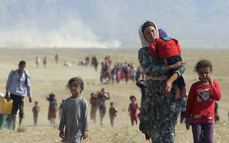Курдские езиды, бегущие от насилия в иракском Синджаре, контролируемом боевиками ИСИЛ
