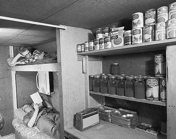 «Правительственный» бункер размером 11,2 тыс. кв. м состоял из 53 комнат на глубине около 60 м и мог выдержать силу ядерного удара с эпицентром в 15 км от него. Электростанция могла обеспечивать энергией более тысячи человек в течение 40 дней, запасов еды при этом хватило бы на 60 дней&lt;br> На фото: бомбоубежище, построенное жителем города Акрон, штат Мичиган, 1960 год