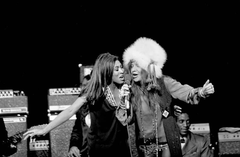 «На стадионе я занимаюсь любовью с 25 тыс. человек, а затем возвращаюсь домой одна»&lt;br> 
В августе 1969-го группа приняла участие в знаменитом рок-фестивале «Вудсток». А вышедший в сентябре альбом «I Got Dem Ol&#39; Kozmic Blues Again Mama!» вскоре стал золотым. В том же году Джоплин выступила с Тиной Тернер (слева) и Rolling Stones на арене «Мэдисон-сквер-гарден» в Нью-Йорке