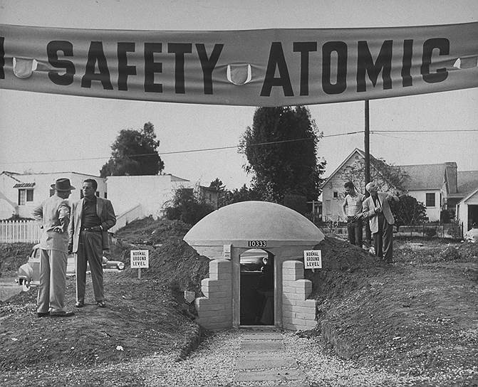 Личное бомбоубежище, которое, как правило, строилось во дворе дома, с системой очистки воздуха и запасом питьевой воды, стоило рядовому американцу порядка $30 тыс.&lt;br> На фото: модель персонального противоядерного бункера, 1951 год