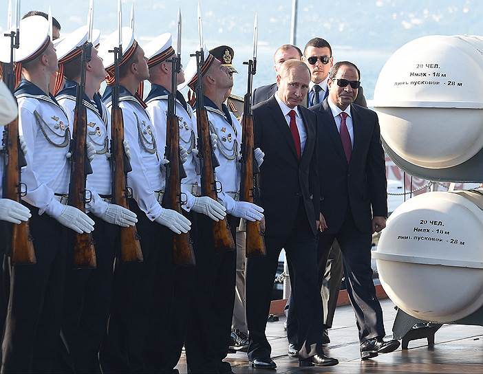Президент России Владимир Путин и президент Египта Абдель Фаттах ас-Cиси во время посещения ракетного крейсера «Москва» в Сочи