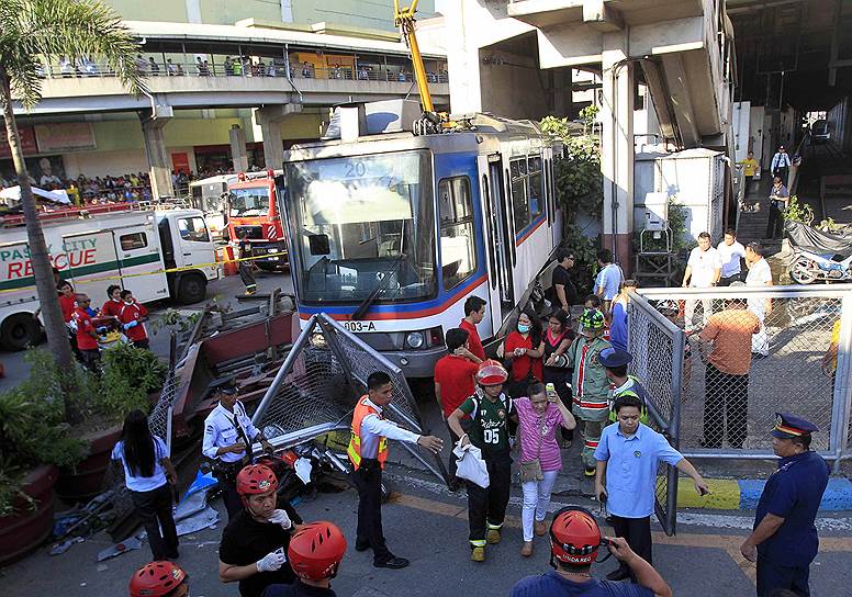 Поезд метро, сошедший с рельсов и вылетевший за стальные ограждения на улицу в Маниле. При аварии пострадали более 20 пассажиров