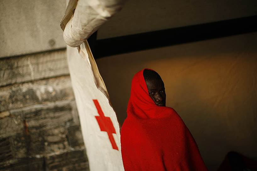 Нелегальный мигрант из Африки в палатке «Красного креста» в Тарифе, Испания