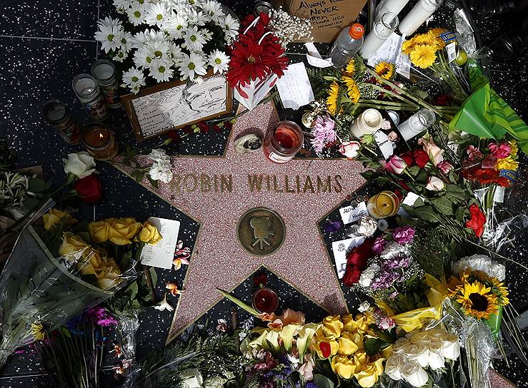 Цветы и свечи у звезды Робина Уильямса на голливудской Аллее Славы