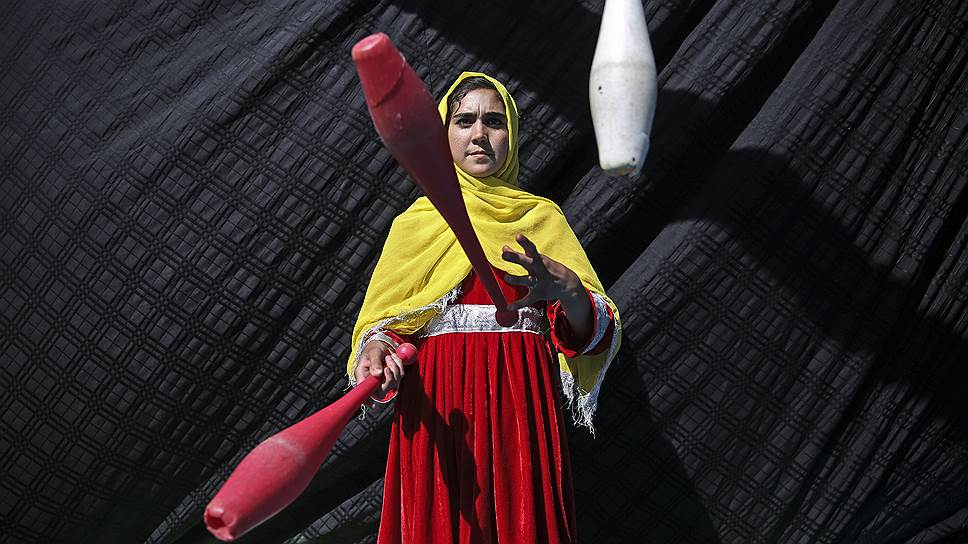 Артистка Афганского мобильного мини-цирка для детей во время представления в Кабуле