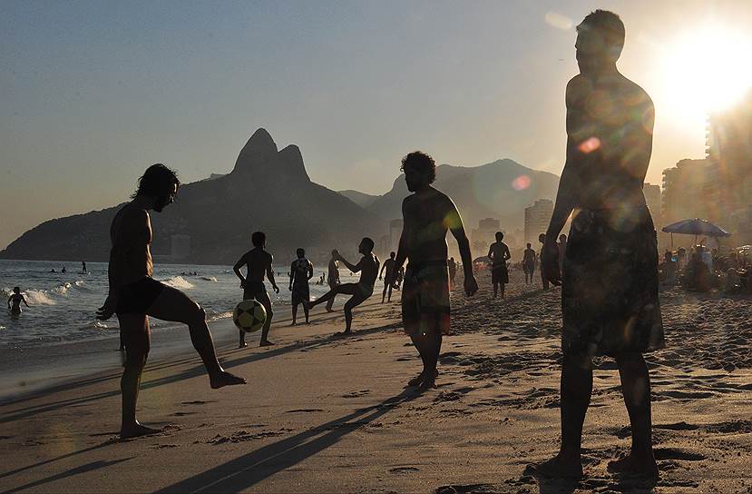 Молодежь играет в футбол на пляже Ипанема в Рио-де-Жанейро