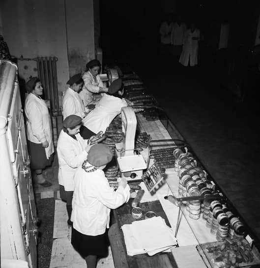 Работницы магазина готовятся к приему покупателей, 1953 год
