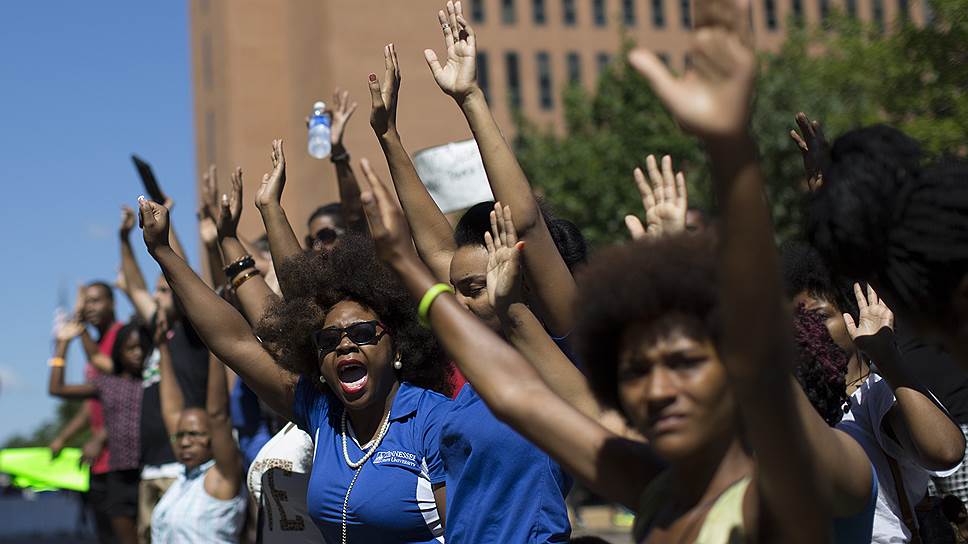 Власти города Фергюсона, который на 70% состоит из афроамериканцев, разрешили проведение акции протеста в дневное время