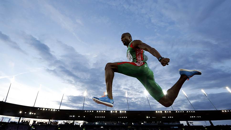 Португальский спортсмен Нельсон Эвора выполняет тройной прыжок на чемпионате Европы по легкой атлетике в Цюрихе