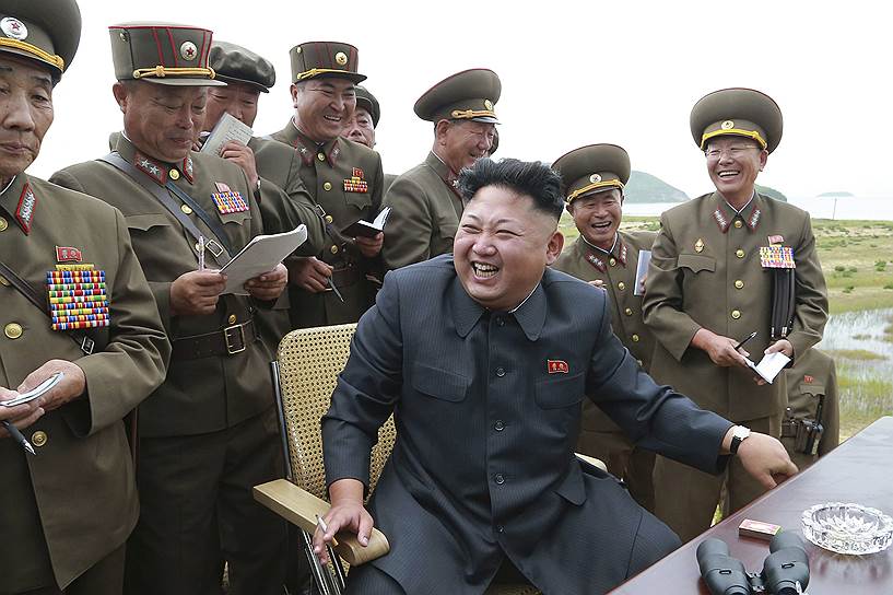 Лидер КНДР Ким Чн ЫН во время тестового запуска тактической ракеты недалеко от Пхеньяна