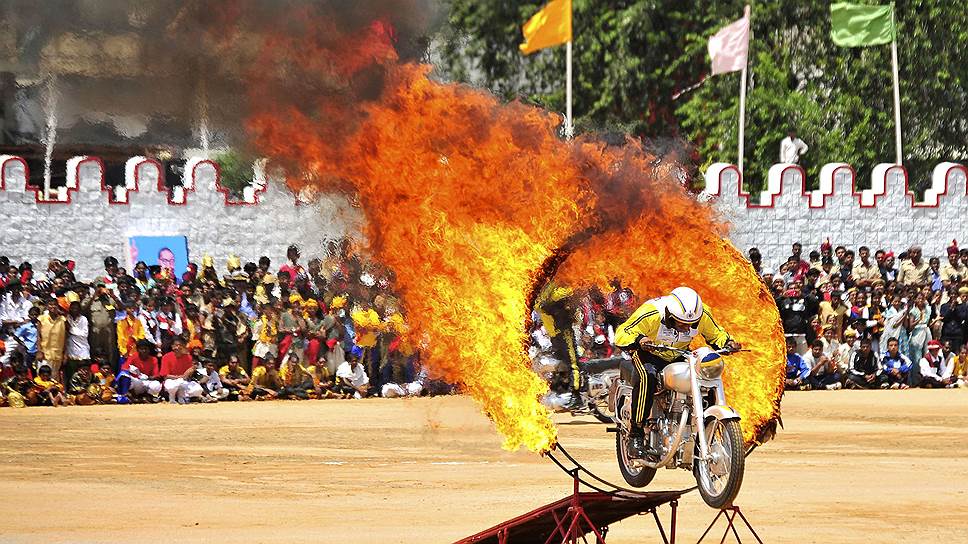 Солдат индийской армии выполняет трюк на мотоцикле