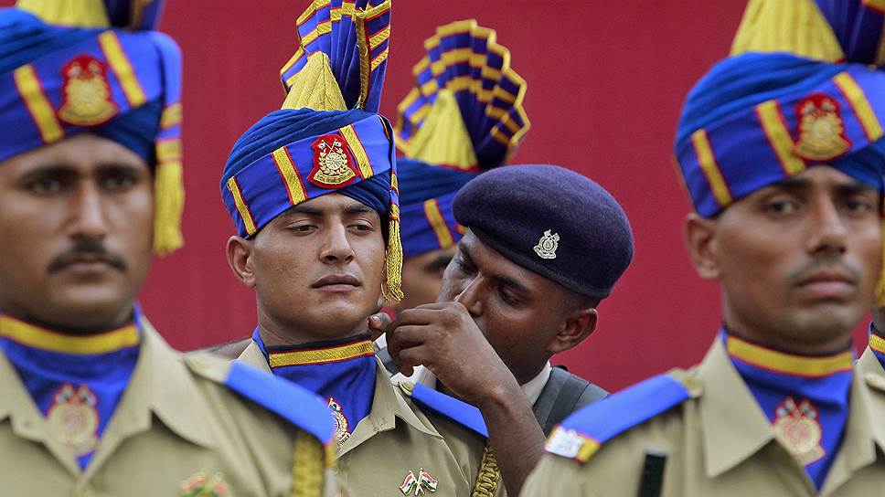 Индийский солдат поправляет форму своего сослуживца