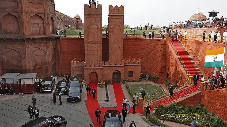 Премьер-министр Индии Нарендра Моджи прибыл в цитадель Красный форт для обращения к нации