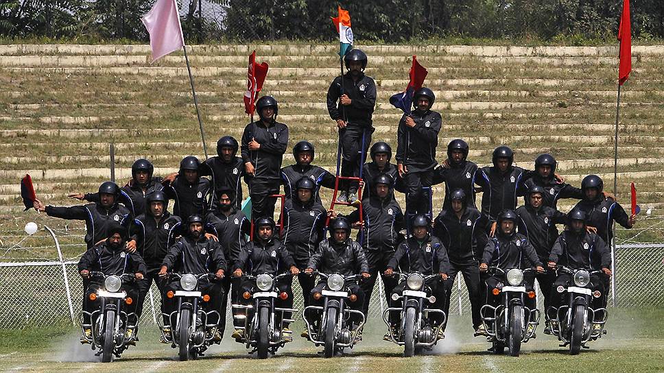 Полицейские Кашмира исполняют трюки на мотоциклах