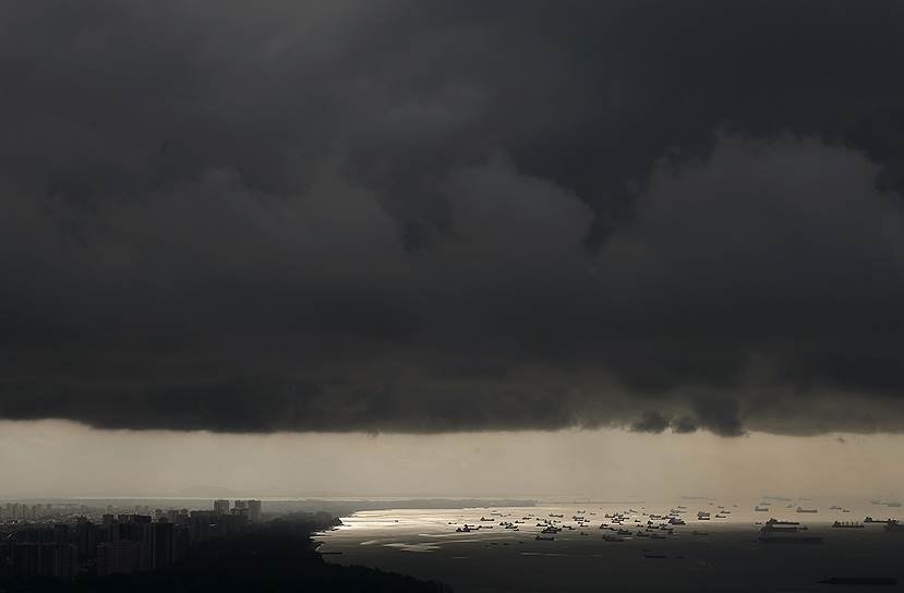 Штормовые тучи над восточным побережьем Сингапура