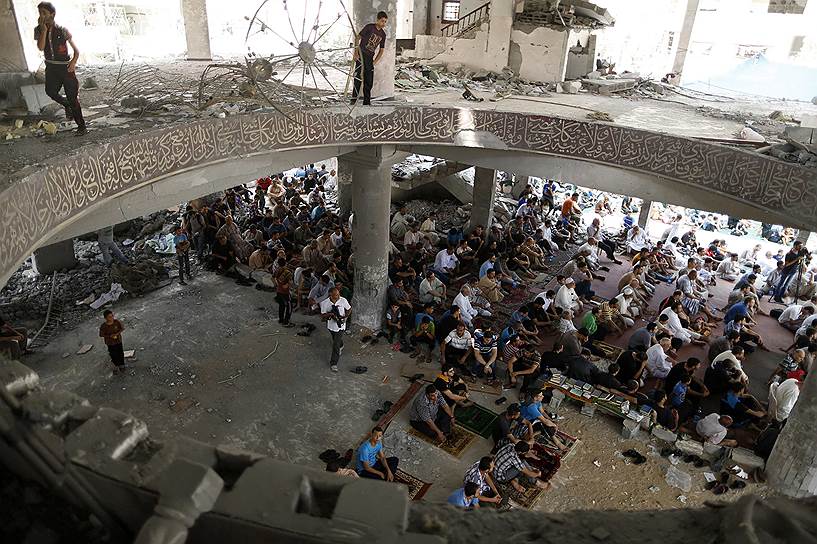 Пятничная молитва палестинцев внутри разрушенной мечети в Газе