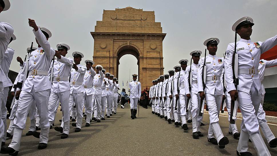 Моряки возле монумента «Ворота Индии»