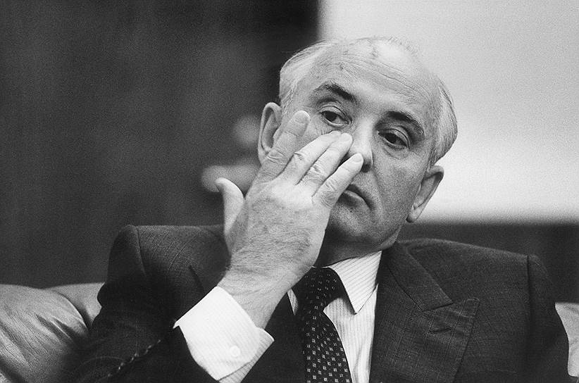 1991 год. Михаил Горбачев объявил о сложении с себя полномочий генерального секретаря ЦК КПСС и призвал ЦК к самороспуску