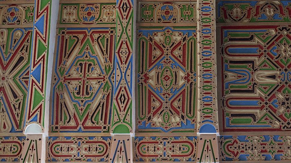 Полномочия престола Кано довольно формальны, но он имеет значительное влияние на местных мусульман&lt;br>На фото: настенные росписи во дворце эмира Кано