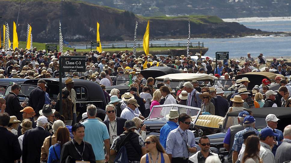 Посетители выставки в рамках Monterey Auto Week