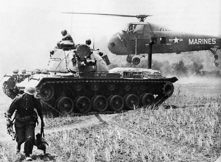 1965 год. Во Вьетнаме корпус американской морской пехоты начал операцию «Старлайт», во время которой вьетнамские партизаны впервые столкнулись со значительными силами армии Соединенных Штатов