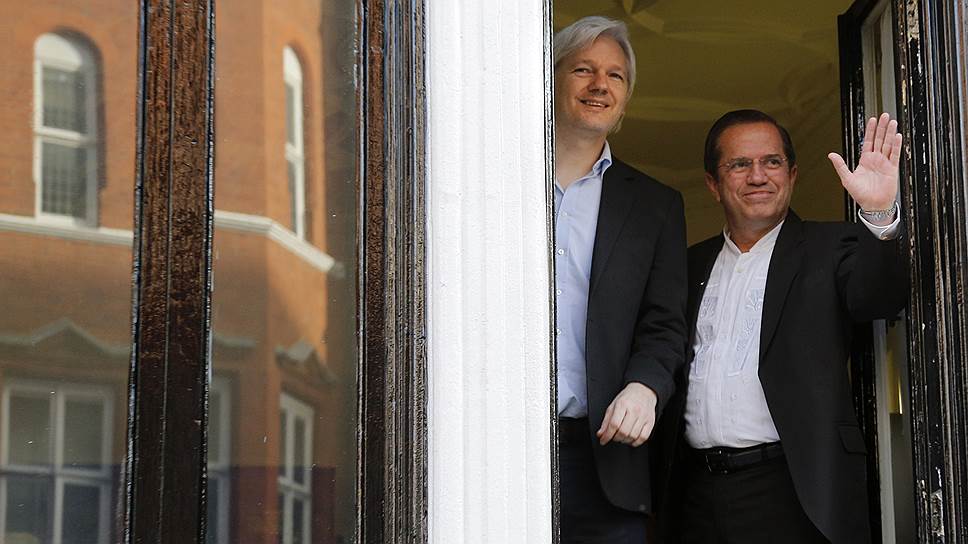 Создатель сайта разоблачений WikiLeaks Джулиан Ассанж (слева) и министр иностранных дел Эквадора Рикардо Патиньо