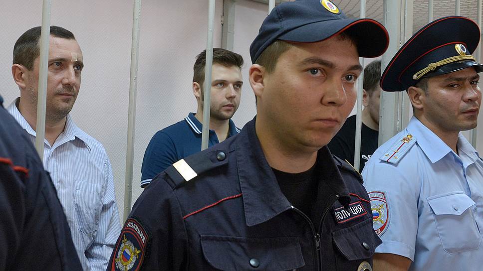 Обвиняемые в участии в массовых беспорядках на Болотной площади 6 мая 2012 года Александр Марголин (слева) и Илья Гущин (второй слева)