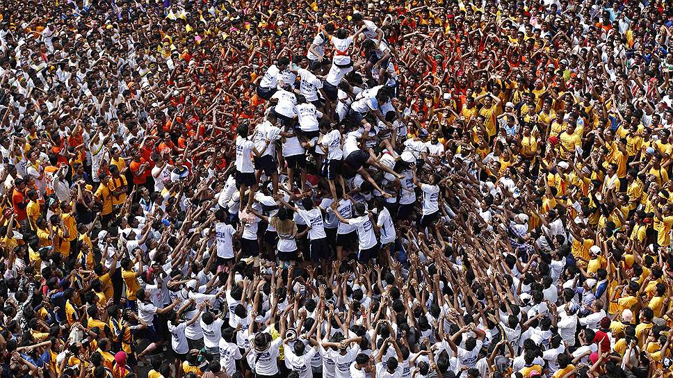 Верующие формируют человеческую пирамиду во время индуистского праздника Джанмаштами в Мумбайе