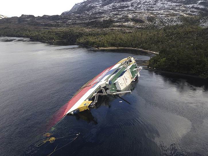 Чилийское судно «Амадео», потерпевшее крушение недалеко от города Пуэрто-Наталес в Чили