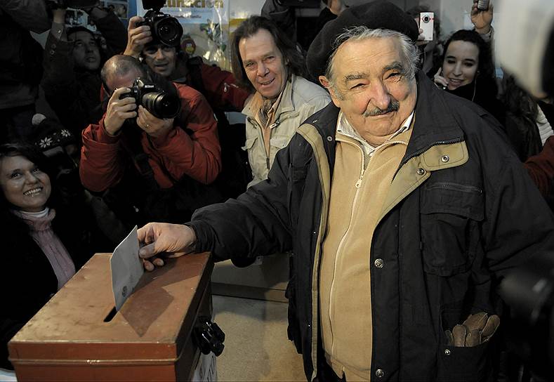 Свою предвыборную кампанию Хосе Мухика построил на обещаниях продолжать курс тогдашнего президента Уругвая Табаре Васкеса. Во многом благодаря его деятельности Уругвай, который часто называют латиноамериканской Швейцарией, стал одной из самых быстроразвивающихся стран континента. За пять лет правления президента-социалиста уровень безработицы сократился с 12 до 7%, уровень бедности — с 34 до 20%, а резервы Центробанка увеличились в четыре раза и достигли $7,9 млрд