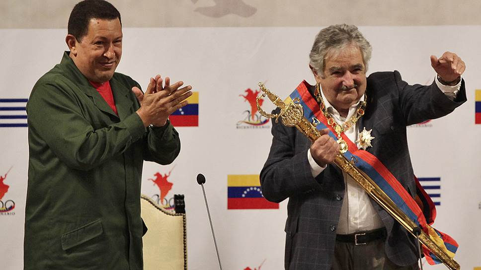 Во время предвыборной кампании Мухика успел серьезно поссориться с властями соседних стран. В частности, он назвал аргентинцев истеричными и глупыми, бразильских туристов снобами, а лидера Венесуэлы Уго Чавеса (слева) авторитарным лидером. Затем он извинился за свою несдержанность, но все равно потерял часть голосов