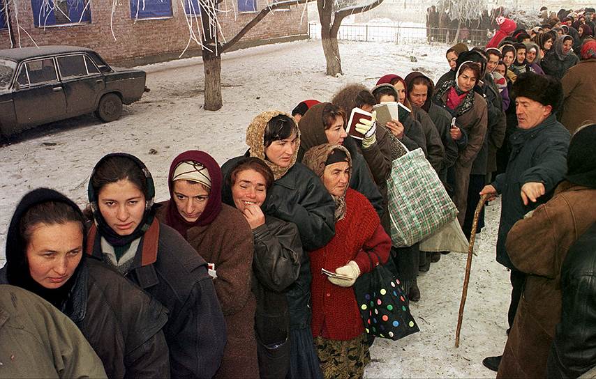 1999 год. Чеченские беженцы в очереди за гуманитарной помощью Красного креста