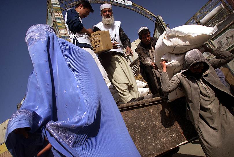 2001 год. Рабочие разгружают грузовик с гуманитарной помощью в Афганистане
