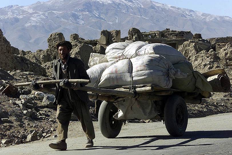 2002 год. Афганец везет тележку с гуманитарным грузом