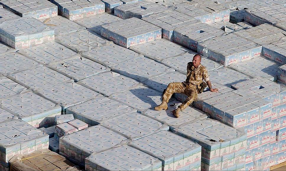 2003 год. Британский солдат на корабле, доставляющем гуманитарную помощь в Ирак