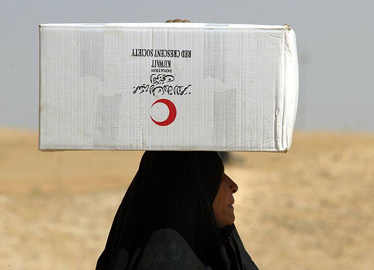 2003 год. Иракская женщина несет посылку Красного креста