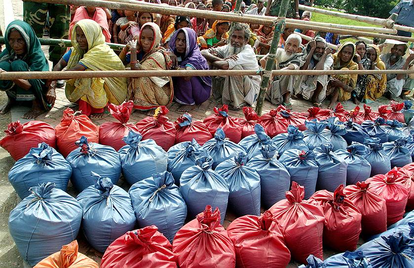 2004 год. Последствия наводнения в Бангладеш. Жители города Сариканди в ожидании гуманитарной помощи