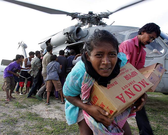 2005 год. Жертвы цунами в Индонезии получают гуманитарную помощь