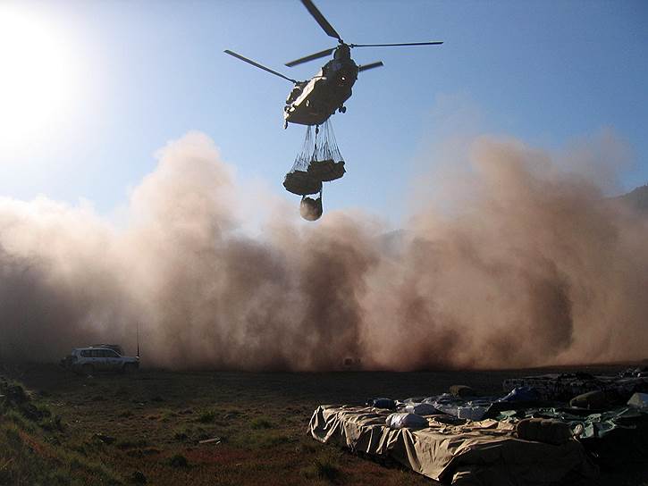 2005 год. Вертолет Королевских воздушных сил Великобритании доставляет гуманитарную помощь пострадавшим от землетрясения в Пакистане