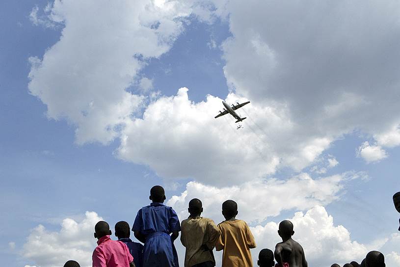 2007 год. Дети в Уганде смотрят на самолет, доставивший гуманитарную помощь ООН