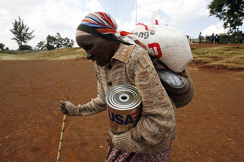 2008 года. Женщина в Кении несет часть гуманитарного груза, предназначенного ей, согласно Всемирной продовольственной программе ООН
