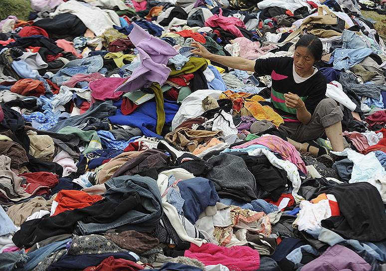 2008 год. Одежда, пожертвованная для пострадавших от землетрясения в провинции Сычуань (Китай)