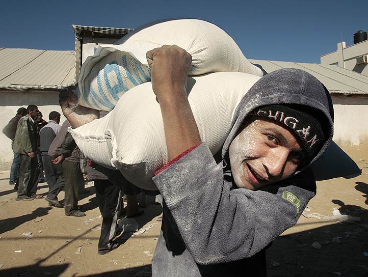 2009 год. Палестинец несет муку, доставленную по программе гуманитарной помощи ООН