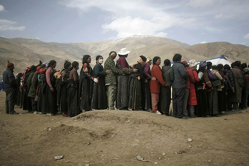 2010 год. Этнические тибетцы, пострадавшие от землетрясения, в очереди за гуманитарной помощью