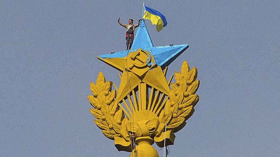 Московская полиция возбудила уголовное дело о вандализме «по факту осквернения высотного здания на Котельнической набережной» — накануне группа молодых людей частично окрасила золотую звезду на шпиле высотки в голубой цвет, а также вывесила там флаг Украины
