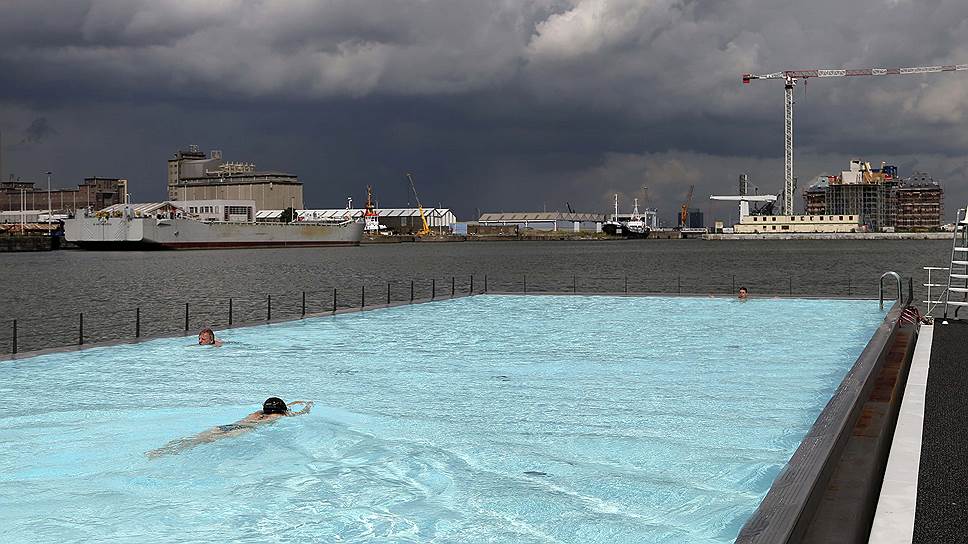 Открытый плавательный бассейн в порту Антверпена, Бельгия